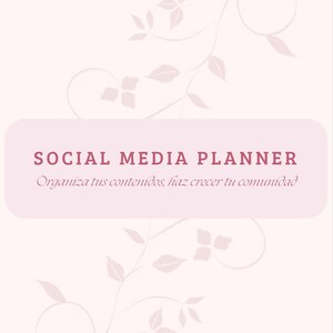 Puede incluir: Una portada de planificador de redes sociales en color rosa pálido con un recuadro central que contiene el texto SOCIAL MEDIA PLANNER y la frase Organiza tus contenidos, haz crecer tu comunidad. El diseño incluye delicadas hojas blancas.