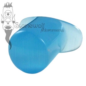 Peut inclure: Un bouchon de bouteille en verre bleu clair avec un dessus arrondi et un fond plat. Le bouchon est en verre transparent avec une finition givrée.