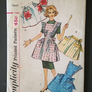 Op de afbeelding: Een vintage Simplicity naaipatroon voor schorten, met een vrouw die een groen-wit gestreept schort draagt met een gerimpelde rand. Het patroonnummer is 3236 en de maat is klein. Het patroon bevat ook drie andere schortontwerpen, een met een bloemenprint, een met een geel-wit gestreepte print en een met een blauw-witte stippenprint.