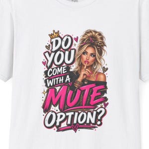 Peut inclure: Un t-shirt blanc avec une illustration graphique d'une personne aux cheveux blonds portant un bandeau à motif léopard, un doigt sur les lèvres. Le texte DO YOU COME WITH A MUTE OPTION? est écrit en lettres stylisées noires et rose vif.