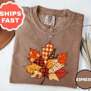 Retro-Patchwork-Hemd mit Blättern, Herbsthemd mit angedeuteter Stickerei, Gemütliches Herbsthemd, Herbsthemd mit Patchwork-Optik, Herbst-Thanksgiving-Hemd