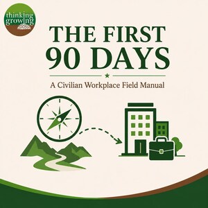 Puede incluir: Una portada de libro titulada THE FIRST 90 DAYS A Civilian Workplace Field Manual. El diseño presenta un logotipo verde con un icono de cerebro, una brújula sobre montañas verdes y una flecha discontinua hacia un edificio de oficinas.