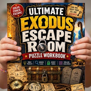 Pode incluir: Um livro de exercícios de quebra-cabeças retangular intitulado Ultimate Exodus Escape Room. A capa apresenta um cadeado de combinação, um baú de tesouro de madeira, tábuas de pedra com texto, uma bússola e ilustrações de estilo egípcio.