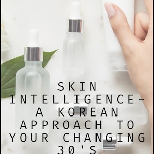 Puede incluir: Tres frascos cuentagotas de vidrio esmerilado y un tubo blanco flexible dispuestos con hojas verdes. El texto dice: SKIN INTELLIGENCE - A KOREAN APPROACH TO YOUR CHANGING 30'S BY SHAGUFTA KASHYAP. Los artículos están sobre una superficie blanca.