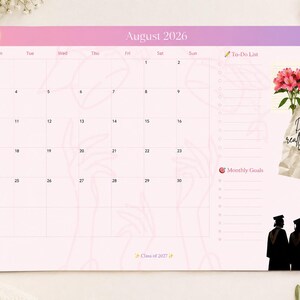 Puede incluir: Un calendario de escritorio mensual para agosto de 2026 con fondo rosa claro, que presenta una cuadrícula para fechas, una lista de tareas y una sección de objetivos mensuales. Incluye un icono de birrete, un gráfico floral y el texto Dreams really do come True.