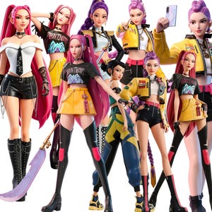 Peut inclure: Une collection de poupées de mode stylisées portant des tenues variées, notamment des jupes jaunes, des shorts noirs, des t-shirts courts à motifs et des vestes jaunes. Les poupées ont de longs cheveux roses ou violets, divers accessoires et certaines tiennent une grande lame incurvée ou un téléphone.