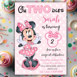 Puede incluir: Una tarjeta de invitación de cumpleaños rosa con lunares blancos y un personaje de ratón de dibujos animados con vestido y lazo de lunares rosas. El texto dice Oh TWO dles, Sarah is turning 2, Join us for a magical celebration, Saturday August 12th, 12:00 to 3:00 PM, 1234 Anywhere Anycity Anystate, y rsvp to mom at 123456789.