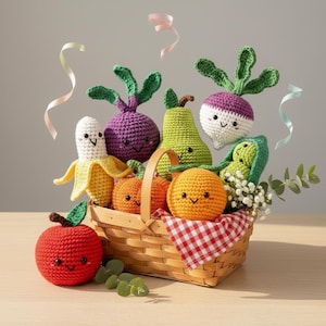 Op de afbeelding: Een verzameling gehaakte pluche groenten en fruit met geborduurde gezichtjes, waaronder een rode appel, gele banaan, paarse biet, groene peer, sinaasappel en groene erwt, gerangschikt in een gevlochten houten mand met een rood-wit geblokte doek.