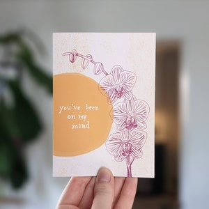 Carte de vœux orchidée dorée et violette vous avez été dans l'esprit