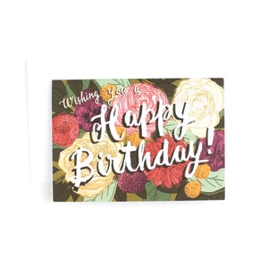 Alles Gute zum Geburtstag-Schriftzug Hand-beschriftete illustrierte Blumen-Grußkarte, schöne Frühlings-Geburtstagskarte