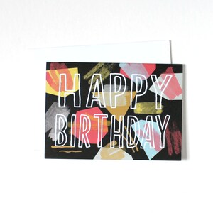Cartão de felicitações moderno e abstrato com letras desenhadas à mão de feliz aniversário