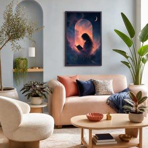 Pode incluir: Uma impressão de arte de parede emoldurada com a silhueta de uma pessoa lendo um livro dentro de uma janela em arco contra um céu ao pôr do sol com nuvens e uma lua crescente. O texto "SO MANY BOOKS SO LITTLE TIME" está impresso em branco.