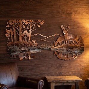 Décoration murale en métal représentant un cerf, un cerf et une biche dans une scène rustique de forêt, un cerf de Virginie idéal pour un chalet de chasse, un gîte ou comme cadeau pour un chasseur.