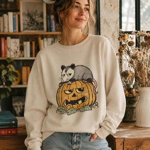 Zarigüeya gruñona en sudadera con calabaza de Halloween / Arte animal de Halloween