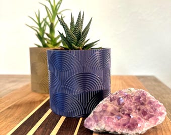 Pot de fleurs Arcadia avec soucoupe à verrouillage par rotation | Jardinière géométrique imprimée en 3D | Jardinière d'intérieur moderne | Pot de fleurs à motif arqué | Multicolore