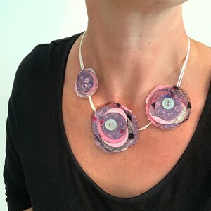 Mädchen Boho Kette - Blumen aus upcycled Baumwollstoff, rosa und lila, Frühling, Sommer, Boho Schmuck