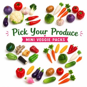 Könnte beinhalten: Eine Sammlung von Miniatur-Spielzeuggemüse aus Kunststoff, darunter Tomaten, Zwiebeln, Knoblauch, Karotten, Paprika, Mais, Kartoffeln, Auberginen und Gurken. Der Text Pick Your Produce und MINI VEGGIE PACKS steht in der Mitte des Bildes.