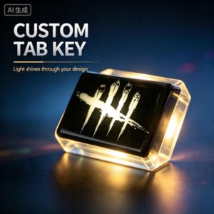 Può includere: Un tasto tab personalizzato rettangolare con superficie nera e un design grafico bianco composto da quattro tratti verticali attraversati da una linea orizzontale. La base trasparente emette una luce calda e brillante dal basso.