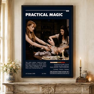 Puede incluir: Un póster de película enmarcado de Practical Magic con fondo azul oscuro, texto blanco y una escena central de dos mujeres realizando un ritual sobre un hombre. El póster incluye un resumen, créditos de producción y una etiqueta PG-13.