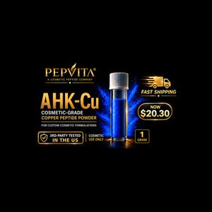 Könnte beinhalten: Ein durchsichtiges Glasfläschchen mit weißem Verschluss, das leuchtend blaues AHK-Cu Kupferpeptid-Pulver enthält. Der Text lautet PEPVITA, AHK-Cu, COSMETIC-GRADE COPPER PEPTIDE POWDER, FOR CUSTOM COSMETIC FORMULATIONS, 3RD-PARTY TESTED IN THE US, 1 GRAM.