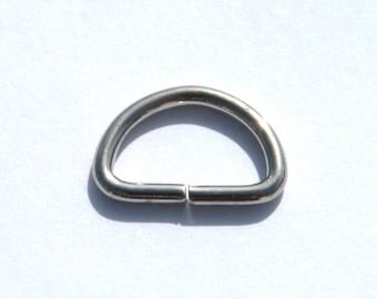 Puede incluir: Un anillo en D de metal plateado, también conocido como anillo partido, es un accesorio de ferretería común que se utiliza para unir objetos.