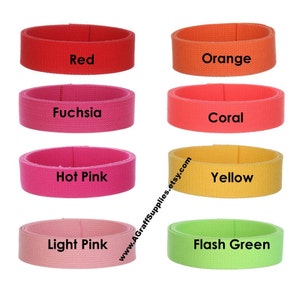 Puede incluir: Un conjunto de 10 correas de tejido de diferentes colores, cada una con un nombre de color diferente impreso en ella. Los colores son rojo, naranja, fucsia, coral, rosa intenso, amarillo, rosa claro, verde flash, negro y blanco.
