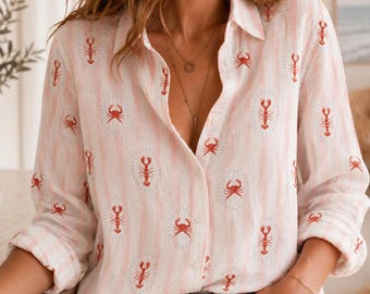 Camisa de lino con estampado de langosta y cangrejo, blusa de mujer estilo costero con botones, top rosa con estampado de mariscos, camisa para vacaciones en la playa, regalo de verano para ella con temática náutica.