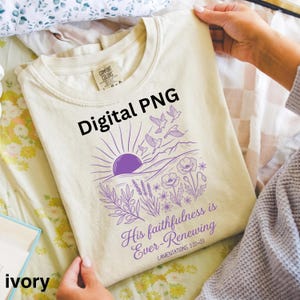 Könnte beinhalten: Ein cremefarbenes T-Shirt mit einer violetten Grafik aus Sonne, Vögeln und Blumen. Der Text lautet Digital PNG, His faithfulness is Ever-Renewing und LAMENTATIONS 3:22-23. Das T-Shirt hat ein Comfort Colors Markenetikett am inneren Halsausschnitt.