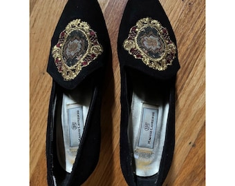 Vintage Maggie Lawrence Black Suede Block Heels Pump in 8.5 with Gold-Crested Tapestry Applique