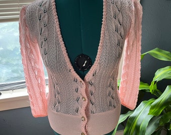 Baby Rosa Hellrosa Aufwendig gehäkelter/gestrickter StrickJackenpullover mit Perle + Goldknöpfe + Elastische Taille