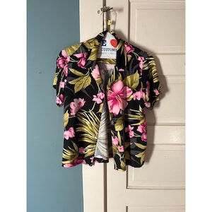 Vintage Y2K Hawaiian S/S Collared Button-Up Shirt with Pink Hibiscus Flowers
