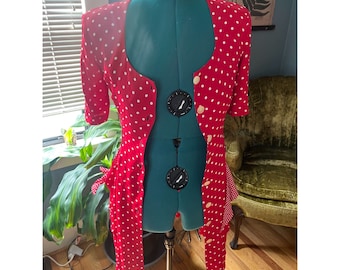 Robe rouge des années 80 à pois blancs avec 1/2 manches, boutonnage, poches cravate