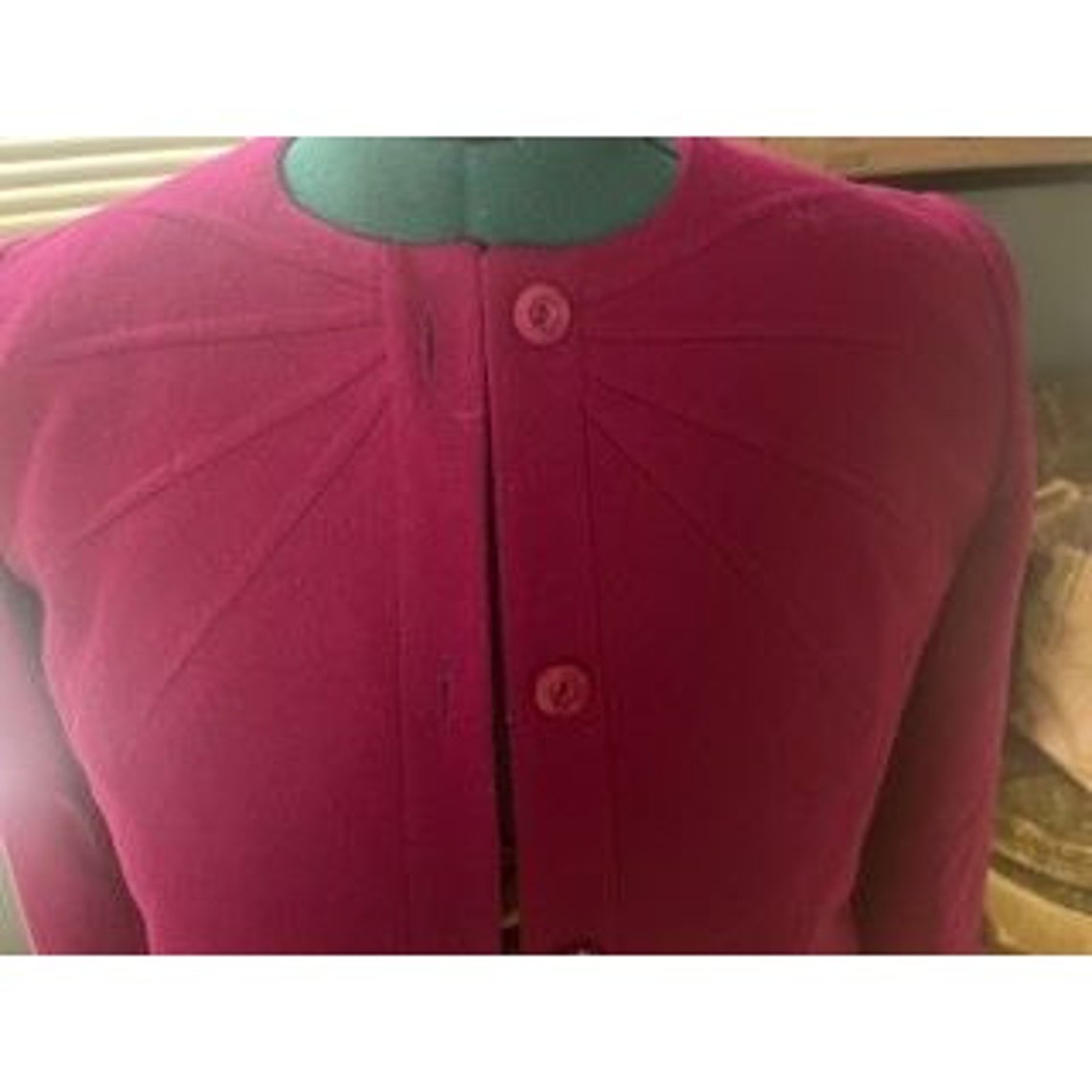 Vintage 70s Pink Button-Up Cropped Wool Blazer with Raised Subtle Embellishments on Neckline, foto 2 de 5