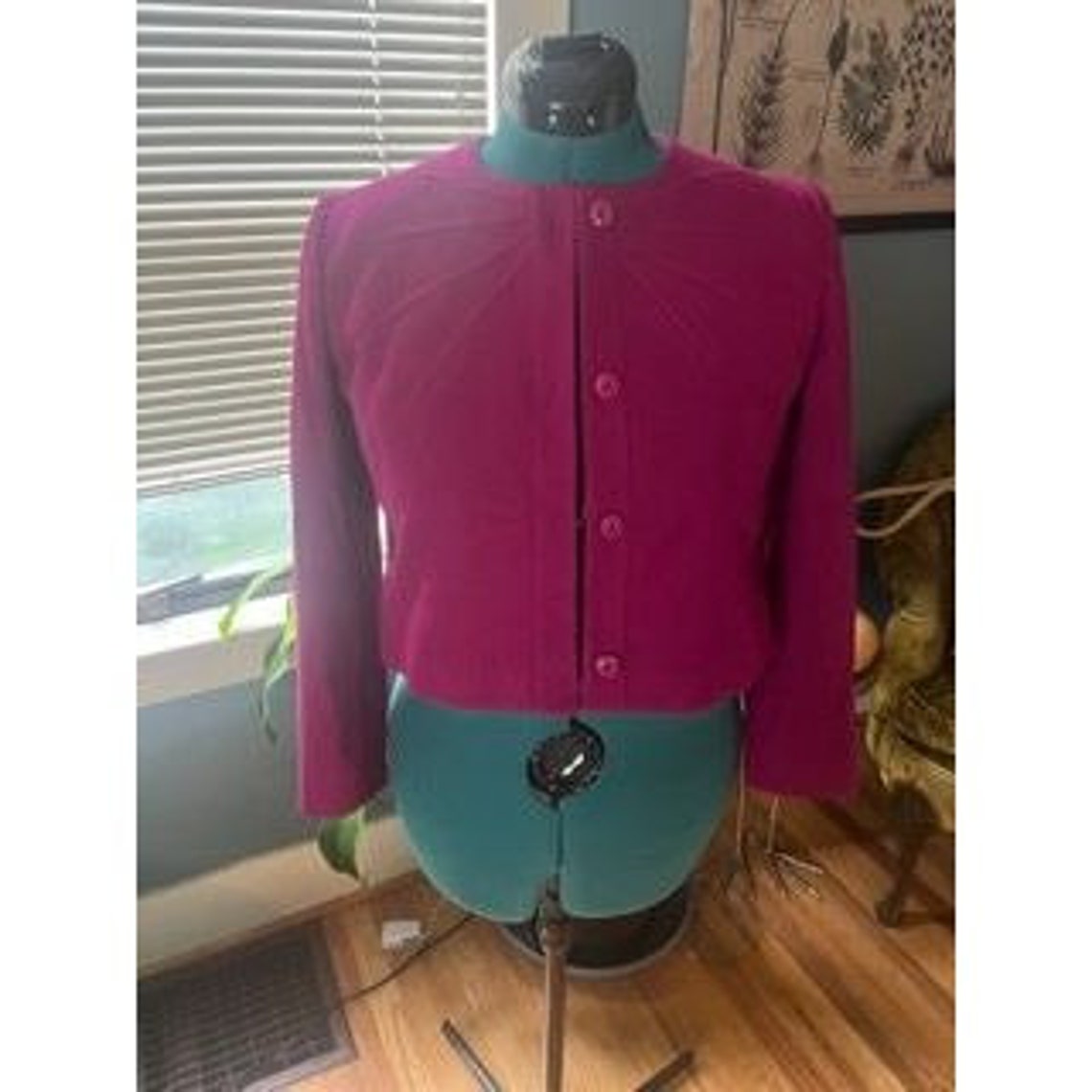 Vintage 70s Pink Button-Up Cropped Wool Blazer with Raised Subtle Embellishments on Neckline, foto 1 de 5