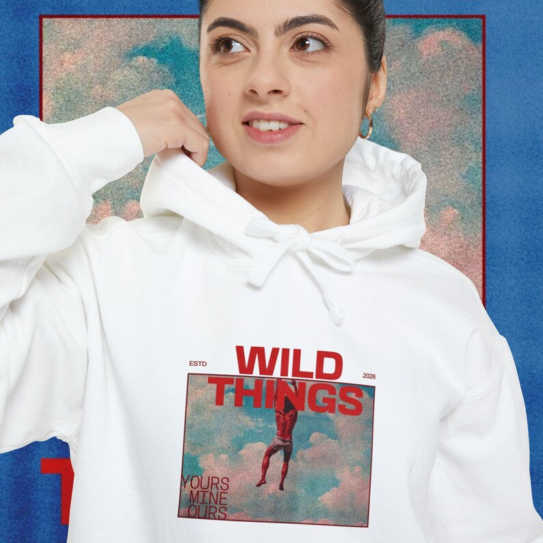 JuiceBoxClub presenta: Sudadera con capucha estampada "Wild Things" / collage de cielo vintage imagen 3