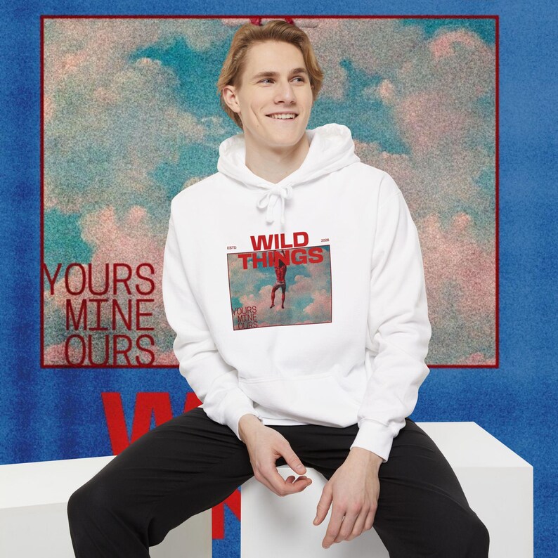 JuiceBoxClub presenta: Sudadera con capucha estampada "Wild Things" / collage de cielo vintage imagen 5