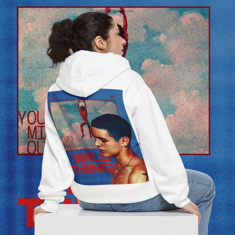 JuiceBoxClub presenta: Sudadera con capucha estampada "Wild Things" / collage de cielo vintage imagen 4