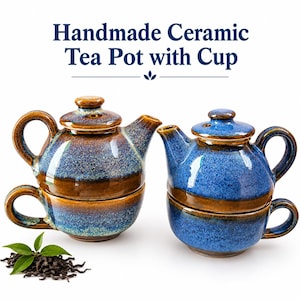 Puede incluir: Dos teteras de cerámica hechas a mano con tazas a juego, con un esmalte moteado en azul y marrón. El texto "Handmade Ceramic Tea Pot with Cup" aparece sobre los objetos, acompañados por un pequeño montón de hojas de té secas sueltas.