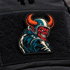Red Devil Biker PVC-patch – Tactische patch met klittenbandsluiting – Rubberen embleem van een gehoornde demon motorrijder voor rugzakken