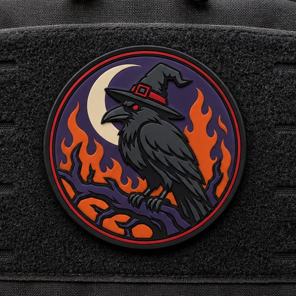 Hexenrabe PVC-Moralaufnäher – Gothic-Krähe, Mond, Flammen (Klettverschluss)