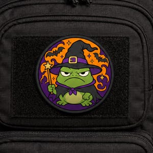 Parche de PVC de la Bruja Rana Gruñona – Emblema táctico espeluznante de Halloween (cierre de velcro)