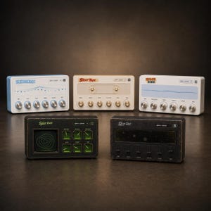 Puede incluir: Cinco pedales de efectos de audio rectangulares dispuestos en dos filas. La fila superior incluye Sfoor Air, Sfoor Tape y Sfoor Echo en azul claro, beige y blanco. La fila inferior presenta las unidades negras Sfoor Knock y Sfoor Dirt.
