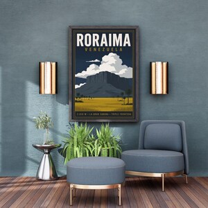 Può includere: Una stampa artistica incorniciata con un'illustrazione stilizzata del Monte Roraima in Venezuela. Il poster mostra il testo RORAIMA VENEZUELA sopra una sagoma di montagna scura, nuvole bianche e un paesaggio giallo con palme.