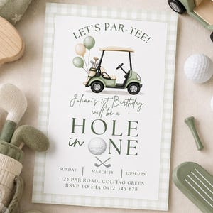 Pode incluir: Um cartão de convite de aniversário retangular com uma borda xadrez vichy verde claro. O texto diz: LET'S PAR-TEE! Julian's 1st Birthday will be a HOLE IN ONE. SUNDAY MARCH 18 12PM-2PM 123 PAR ROAD, GOLFING GREEN RSVP TO MIA 0412 345 678.