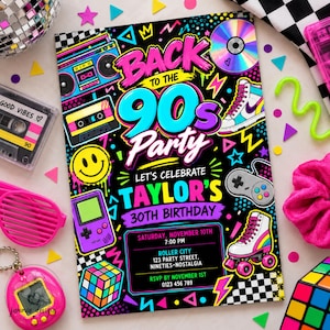 Puede incluir: Una invitación de fiesta rectangular con fondo negro y gráficos de neón de los años 90, que incluyen un radiocasete, una cinta de casete, una cara sonriente, una consola portátil, un cubo de Rubik, un CD, una zapatilla alta, un mando y un patín.