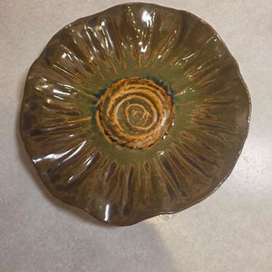 Gesigneerde Hawaii Studio Pottery 9,5 inch bruingroene zonnestraal ondiepe schaal