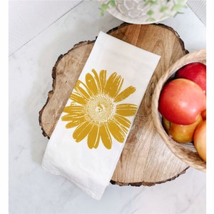 Gerbera Daisy Flour Sack Towel, Daisy Tea Towel, Daisy Kitchen Decor, Flower Decor, Garden Lover Gift, Mothers Day Gift, Bread Basket Liner