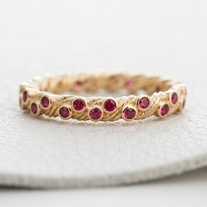 Anello impilabile con rubini dal design intrecciato, pietre di rubino da 2 mm, fede nuziale unica con castone incastonato, delicata fede in oro, regalo di anniversario per lei