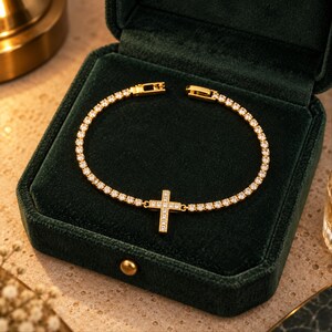 Armband med litet pärlkors för kvinnor, stapelbart religiöst armband, födelsedagspresent till henne