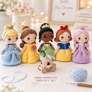 Puede incluir: Un conjunto de cinco muñecas princesas de ganchillo con diferentes atuendos y peinados, acompañado de un pequeño carruaje de ganchillo, un ovillo de lana azul claro, un ganchillo y una tarjeta con el texto MINI PRINCESS CROCHET SET.